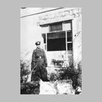 022-0096 Werner Kuhr auf Heimaturlaub im Winter 1942-43. Er steht vor dem Schaufenster der Schlachterei Walter Kuhr in Goldbach..jpg